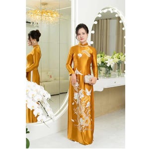 Stickerei Ao Dai, Gelbes Kleid, Vorfertigen Traditionellen Vietnamesisch Ao Dai mit Hosen für Frauen Mutter Hochzeitsgesellschaft, luxuriösen Anzug thêu
