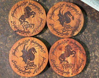 Les montagnes russes en bois du poney cabré et du dragon vert x4 | Sous-verres en bois gravés au laser | Les montagnes russes du Seigneur des Anneaux | Cadeau | Cadeau d’anniversaire