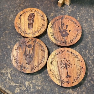 Herr der Ringe Inspiriert Holzuntersetzer 4er Set | Gravur Herr der Ringe Geschenk | Geburtstagsgeschenk oder Trinkgeschenk | Fächer Dekor