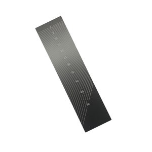 Può includere: Una scala di grigi in bianco e nero con numeri da 0 a 50 stampati sul lato.