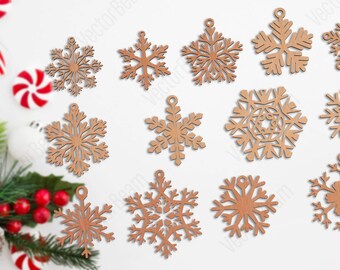 Könnte beinhalten: Zwölf hölzerne Schneeflocken-Ornamente in verschiedenen Größen und Designs. Die Schneeflocken sind alle hellbraun und haben ein rustikales, unfertiges Aussehen.
