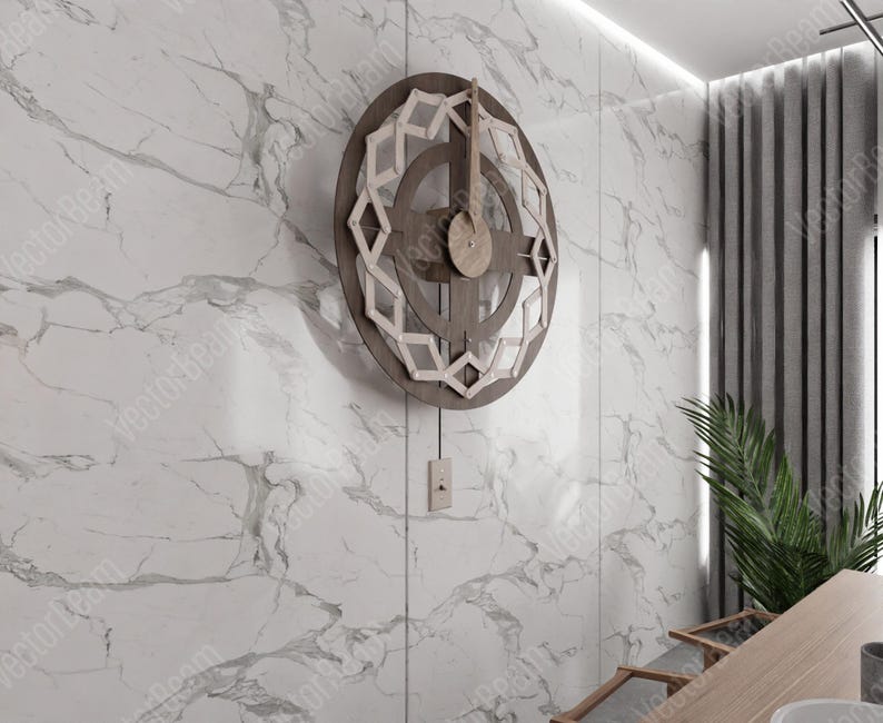 Puede incluir: Un reloj de madera con un dise&ntilde;o geom&eacute;trico cuelga de una pared de m&aacute;rmol blanco. El reloj tiene una esfera circular con un dise&ntilde;o en blanco y negro y una sola aguja.