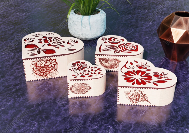Pode incluir: Quatro caixas de madeira em forma de cora&ccedil;&atilde;o com intrincados desenhos florais vermelhos. As caixas s&atilde;o feitas de madeira clara e t&ecirc;m um acabamento natural.