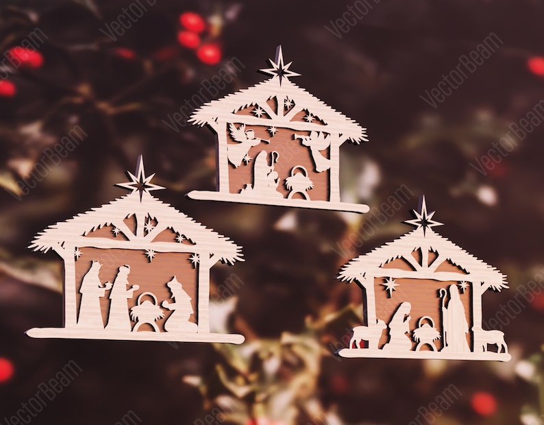 Puede incluir: Tres adornos de madera que representan la escena de la natividad. Cada adorno presenta un dise&ntilde;o simple y recortado de un establo con una estrella en la parte superior, un pesebre y figuras de Mar&iacute;a, Jos&eacute; y el ni&ntilde;o Jes&uacute;s. Los adornos son de color marr&oacute;n claro y tienen un aspecto r&uacute;stico y artesanal.