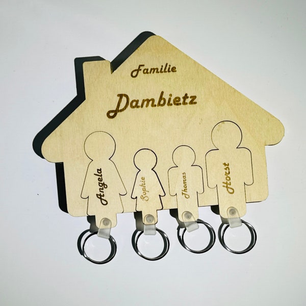 Schlüsselbrett mit 4 abnehmbaren Schlüsselanhängern im Familien-Design. Material: Birken-Sperrholz.