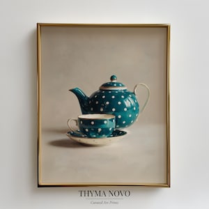 Könnte beinhalten: Gerahmter Kunstdruck mit einer türkisfarbenen Teekanne, Tasse und Untertasse, alle mit weißen Tupfen verziert. Die Teekanne hat einen gebogenen Ausguss und Henkel. Die Tasse steht auf einer passenden Untertasse. Der Druck trägt die Aufschrift "THYMA NOVO" und "Curated Art Prints".