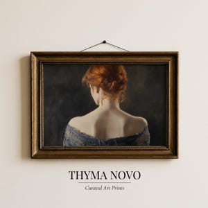 Könnte beinhalten: Eine weiße Keramik-Tasse mit schwarzem Henkel und dem Text "But First, Coffee" in fetter, schwarzer Schrift. Die Tasse steht vor einem verschwommenen Hintergrund. Die Tasse ist etwa 10 cm hoch.