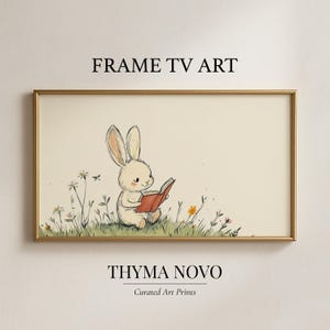 Può includere: Una stampa incorniciata con un'illustrazione ad acquerello di un coniglio bianco che legge un libro rosso in mezzo a fiori selvatici. L'opera d'arte è ambientata su uno sfondo color crema e incorniciata in oro. Il testo "FRAME TV ART" e "THYMA NOVO" sono visualizzati.