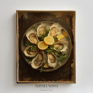Könnte beinhalten: Ein gerahmter Druck mit einem Stillleben von Austern auf einer silbernen Platte. Die Austern sind um Zitronenscheiben und Petersilienzweige angeordnet, vor einem dunklen Hintergrund. Der Druck ist mit "THYMA NOVO Curated Art Prints" beschriftet.