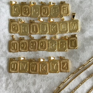Collar con letra inicial de oro de 18 quilates, colgante con letra de oro con medalla, regalo para el día de la madre, colgante con medallón rectangular con alfabeto cuadrado
