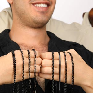 Zwarte gepersonaliseerde kettingarmband, aangepaste naamsieraden, stoeprand, Figaro-ketting, paperclip, doos, RopeTwist-ketting, cadeaus voor hem, cadeau vader,