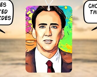 Może przedstawiać: Prostokątny odświeżacz powietrza z portretem mężczyzny w garniturze i krawacie w stylu pop-art. Odświeżacz powietrza wisi na lusterku wstecznym. Tekst po lewej stronie mówi "WSZYSTKIE OBRAZY SĄ DRUKOWANE DWUSTRONNIE". Tekst po prawej stronie mówi "WYBIERZ Z LISTY ZAPACHÓW".