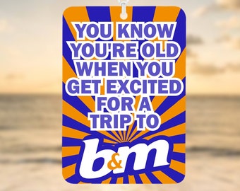 Könnte beinhalten: Ein blauer und orangefarbener Auto-Lufterfrischer mit dem Text "You know you're old when you get excited for a trip to b&m".