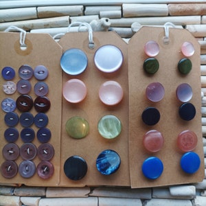 41 x vintage plastic buttons. V4