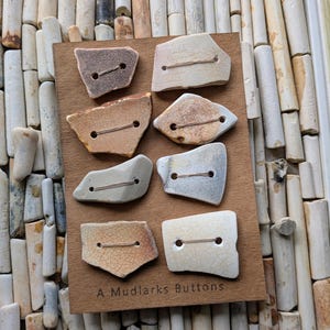 16 x zijdelings geboord zee- en strandaardewerk voor het maken van sieraden. SC1