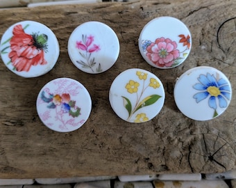 6 x handgjorda återvunna vintage blommiga broscher.