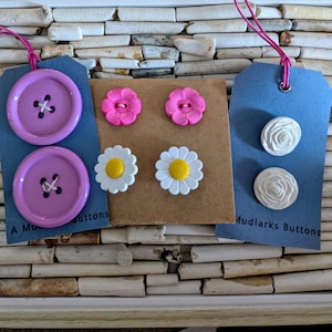 8 x vintage buttons.