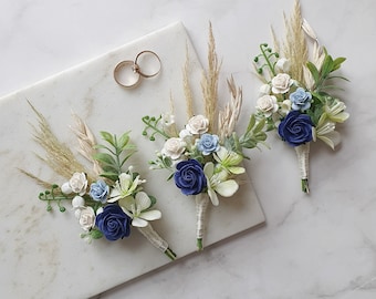 Weißblaue Marine-Boutonniere Boutonniere für den Bräutigam Boho-Bräutigamblumen Staubblaue Hochzeitsknopfloch-Abschlussballblumen Hochzeitsgeschenk