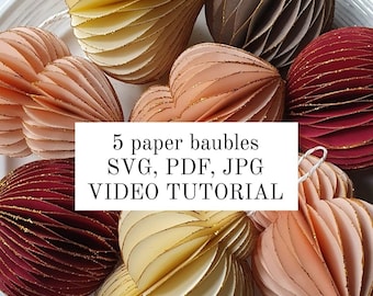 Puede incluir: Cinco bolas de papel en varios tonos de rojo, rosa y amarillo con detalles de purpurina dorada. Las bolas están dispuestas sobre una superficie blanca. El texto "5 paper baubles SVG, PDF, JPG VIDEO TUTORIAL" se muestra en un rectángulo blanco.