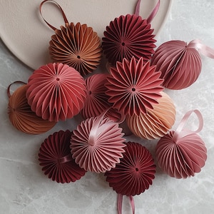 Decorazioni fatte a mano in carta, decorazioni natalizie Scandi, decorazioni a nido d'ape, ornamenti rustici, palline ecologiche, crea il tuo set per l'albero di Natale
