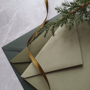 Taille C6 Enveloppe de mariage vert olive et vert foncé Enveloppe d'invitation de verdure d'hiver Accessoires de mariage Enveloppe de lettre élégante image 2