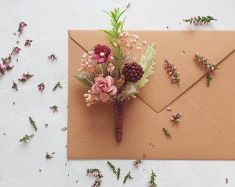 Boutonnière de mariage d’automne Bourgogne boutonnière de souffle de bébé séchée Boutonnière de marié Fleurs pour les garçons d’honneur Mariage boho d’automne