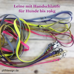 Könnte beinhalten: Eine Auswahl an bunten Hundeleinen in verschiedenen Farben, darunter Pink, Gelb, Blau und Grün. Die Leinen haben eine Schlaufengriff und Metallverschlüsse. Der Text auf dem Bild lautet "Leine mit Handschlaufe für Hunde bis 19kg" und "piffdesign.de".