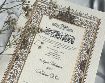 Könnte beinhalten: Eine dekorative islamische Heiratsurkunde mit verzierten goldenen und schwarzen floralen Rändern. Der Text lautet "Diese Vereinbarung wurde am 14. Mai 2023 getroffen, entsprechend dem 24. Shawwal 1444 AH, um die Heirat von Ayan Rahman & Mariam Khan zu bescheinigen. Bräutigam Braut".