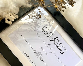 Peut inclure: Une impression encadrée noire avec du texte blanc en arabe et en anglais. Le texte dit "Et nous vous avons créés en paires" et une référence au Coran. L'impression comprend également les noms "Hamza & Afsana".