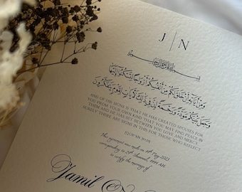 Op de afbeelding: Een wit huwelijkscertificaat met zwarte tekst. Het certificaat bevat een Arabische inscriptie, de datum "4 mei 2023" en de namen "Jamil" en "Nyla".