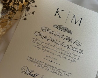 Op de afbeelding: Een wit huwelijkscertificaat met zwarte tekst. Het certificaat bevat de namen van het paar, Khalil en Maryam, de datum van het huwelijk, 14 mei 2023, en een vers uit de Koran. Het certificaat bevat ook ruimte voor de handtekeningen van de bruidegom, de bruid en twee getuigen.