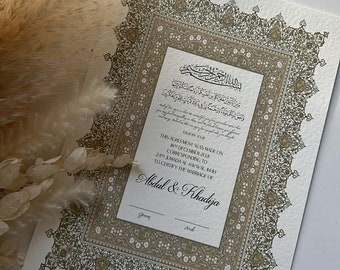 Könnte beinhalten: Eine Hochzeitsurkunde mit aufwendigem gold-beigen Rand. Das Dokument enthält arabische Schrift und die Namen "Abdul & Khadija". Der Text enthält das Datum "18. Dezember 2021".