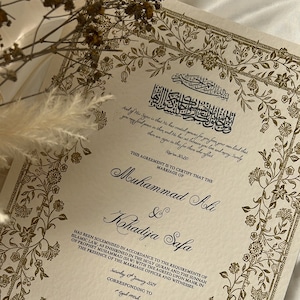 Bloemen Nikkah-certificaat, gouden A4 islamitisch huwelijkscontract, Nikkah Nama, moslim huwelijksakte, gepersonaliseerde namen, koranvers
