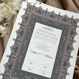 A3 luxe Nikkah-certificaat, premium islamitisch trouwcontract, Nikkah Nama, trouwakte moslim, gepersonaliseerde namen, donkerroodgrijs