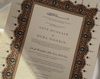 Könnte beinhalten: Elfenbeinfarbene Heiratsurkunde mit aufwendigem braun-blauem Rand. Das Dokument enthält arabische Kalligraphie und englischen Text, einschließlich Namen und Datum. Eine formelle Hochzeitsankündigung.