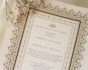 Könnte beinhalten: Eine goldgerahmte Hochzeitsankündigungskarte mit einem verzierten Rand. Der Text lautet "This agreement is to certify the marriage of Abdul Qayum & Khadija Nessa" und enthält das Datum und den Ort der Zeremonie. Die Karte ist mit traditioneller islamischer Kalligraphie verziert.