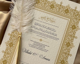 Könnte beinhalten: Eine weiße und goldene islamische Heiratsurkunde mit verzierten Rändern. Der Text lautet "Diese Vereinbarung wurde am 18. Dezember 2024 getroffen, entsprechend dem 17. Jumada al-Akhirah, 1446 AH, um die Heirat von Khalid & Amara zu bescheinigen".