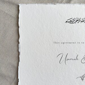 Może przedstawiać: Biały papierowy dokument z tekstem "This agreement is to Usamah & Has been solemnised in accordance of Islamic law, as enshrined" i arabskim napisem u g&oacute;ry.