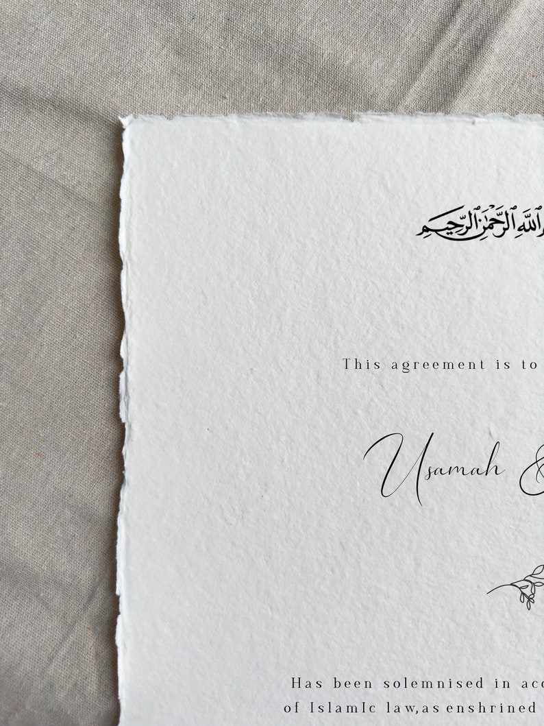 Może przedstawiać: Biały papierowy dokument z tekstem "This agreement is to Usamah & Has been solemnised in accordance of Islamic law, as enshrined" i arabskim napisem u g&oacute;ry.