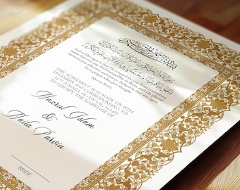 Puede incluir: Un certificado de matrimonio blanco con un borde dorado adornado. El texto del documento está en árabe e inglés. El texto en inglés dice: "Y de Sus signos está que Él creó para vosotros, de vosotros mismos, esposas para que encontréis tranquilidad en ellas, y Él colocó entre vosotros afecto y misericordia. Ciertamente, en eso hay signos para quienes reflexionan (Corán 30:21)" El certificado también incluye los nombres de la novia y el novio: "Nazrul Islam & Waila Parvin".