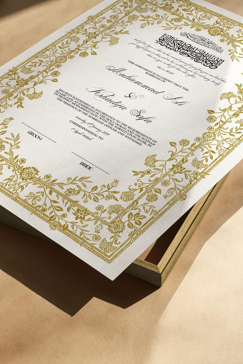 Może przedstawiać: Biała kartka z złotą, kwiatową ramką i arabską kaligrafią. Tekst brzmi: "Niniejsza umowa poświadcza, że ​​małżeństwo Muhammada Sliego i Khadiji Safa zostało zawarte zgodnie z wymogami prawa islamskiego, tak jak zostało ustanowione w Świętym Koranie i Sunnie Proroka Mahometa (SAW) z ustalonym mahre, w obecności urzędnika ślubnego i świadk&oacute;w. Sobota, 18 stycznia 2024. Odpowiadające 7 kwietnia 1445 AH."