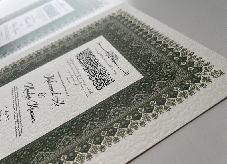 Peut inclure: Une carte blanche avec une bordure verte et un motif complexe. La carte pr&eacute;sente de la calligraphie arabe et le texte "Mohammed Ali & Khadija Khanom 14 mai 2023 F&eacute;licitations".