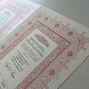 Pode incluir: Um convite de casamento com um design rosa e branco. O texto diz "Este acordo foi feito em dezembro de 2028, correspondente a 24 Mada Alawwal Mah para certificar o casamento de Syed & Faiza".