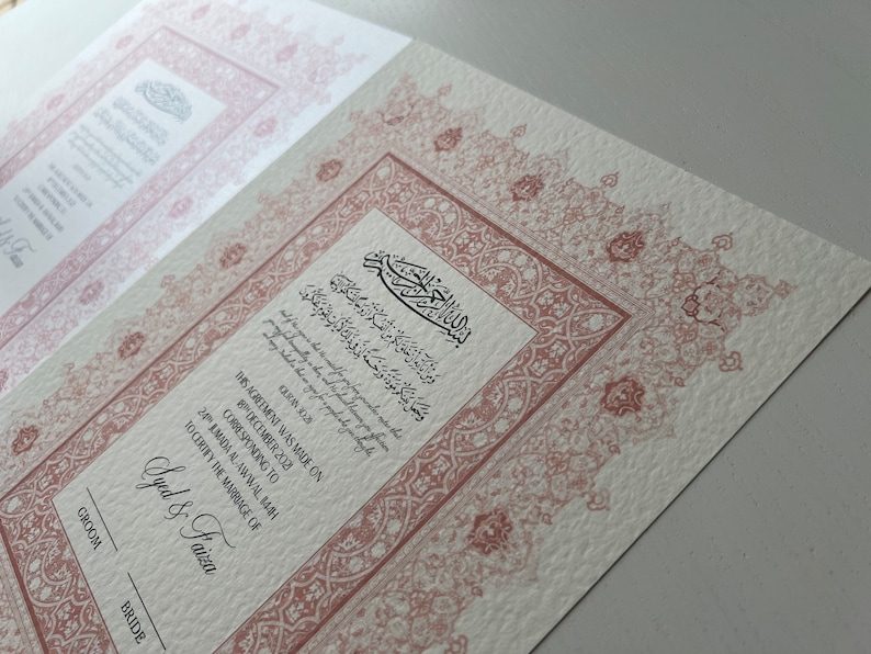 Pode incluir: Um convite de casamento com um design rosa e branco. O texto diz "Este acordo foi feito em dezembro de 2028, correspondente a 24 Mada Alawwal Mah para certificar o casamento de Syed & Faiza".