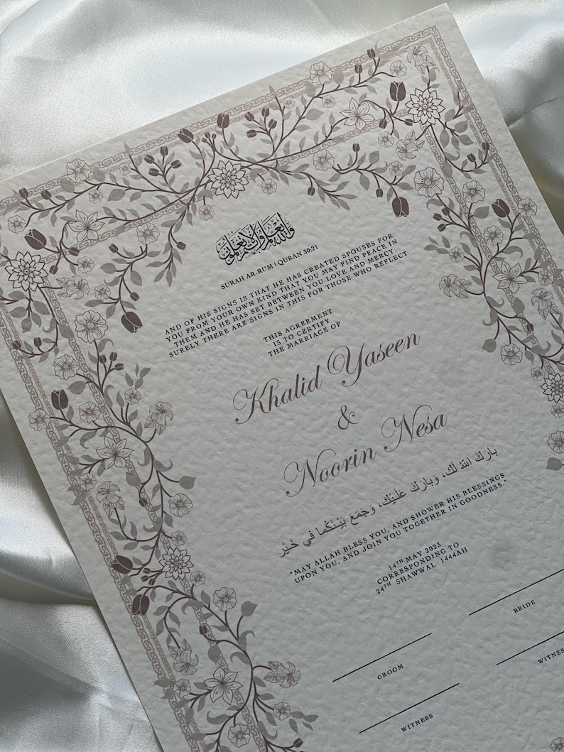 Puede incluir: Un certificado de boda con borde floral en tonos grises y marrones. El documento incluye escritura &aacute;rabe y texto en ingl&eacute;s, con los nombres Khalid Yaseen y Noorin Nesa. La fecha es el 14 de mayo de 2023.