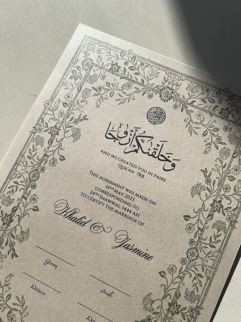 Op de afbeelding: Een beige huwelijkscertificaat met een decoratieve bloemrand. Bovenaan staat de tekst "En Wij hebben jullie in paren geschapen, Koran 78:8". Het certificaat is gedateerd 14 mei 2023 en certificeert het huwelijk van Khalid en Jasmine.