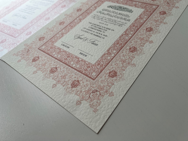 Pode incluir: Um convite de casamento com um design ornamentado, intrincado, vermelho e branco. O texto diz "A cerim&ocirc;nia ser&aacute; realizada no dia [date] &agrave;s [time] em [location], seguida de uma recep&ccedil;&atilde;o em homenagem a [couple's names]" e "Groom & Bride".