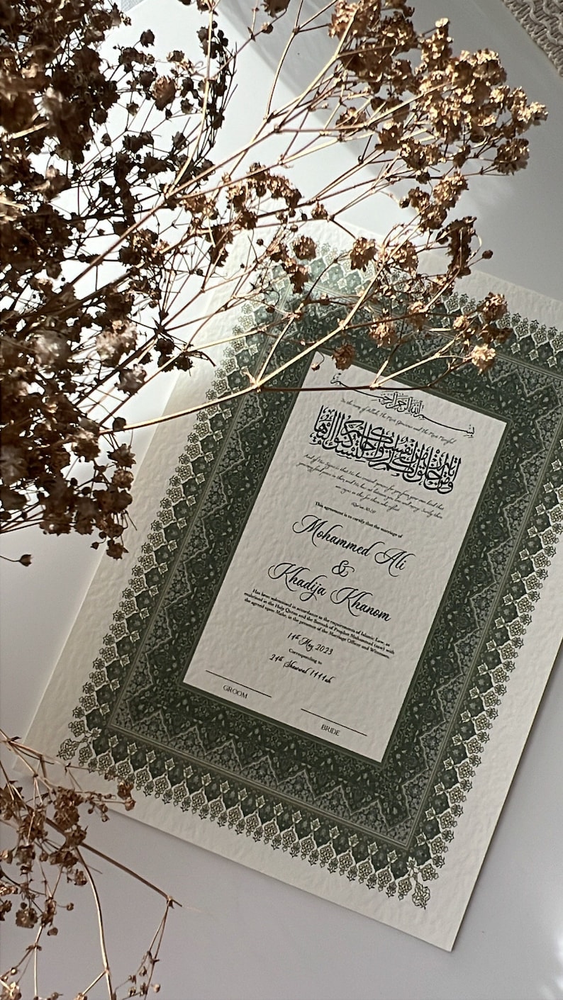 Peut inclure: Un certificat de mariage islamique vert et blanc avec une bordure d&eacute;corative. Le certificat indique "Ce document atteste que le mariage de Mohammed Ali & Khadija Khanom a &eacute;t&eacute; c&eacute;l&eacute;br&eacute; conform&eacute;ment aux exigences de la loi islamique, en pr&eacute;sence du Saint Coran et du responsable du mariage et des t&eacute;moins, le 14 mai 2023, correspondant au 24 Shawwal 1444H."