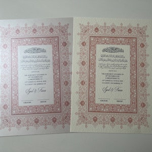Pode incluir: Dois certificados de casamento de cor creme com bordas intrincadas vermelhas e douradas. Os certificados apresentam caligrafia &aacute;rabe e o texto "Este acordo foi feito em 24 de dezembro de 2020 correspondente a 24 de Jamad Al-Awwal 1442 para certificar o casamento de Syed & Tassia Noivo Noiva".