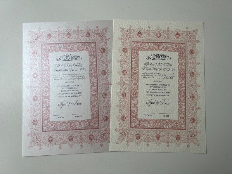 Pode incluir: Dois certificados de casamento de cor creme com bordas intrincadas vermelhas e douradas. Os certificados apresentam caligrafia &aacute;rabe e o texto "Este acordo foi feito em 24 de dezembro de 2020 correspondente a 24 de Jamad Al-Awwal 1442 para certificar o casamento de Syed & Tassia Noivo Noiva".